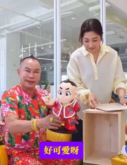 ▲女兒不只做了貼圖，還送他Q版公仔，讓胡漢龑超開心。（圖／翻攝自啟德機械起重工程-股公司）