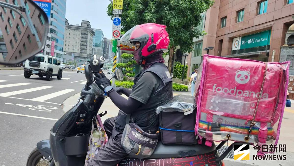 ▲近日外送員因稍有延遲遭違法扣除報酬一事，勞動部做出回應。（示意圖／NOWNEWS資料照）