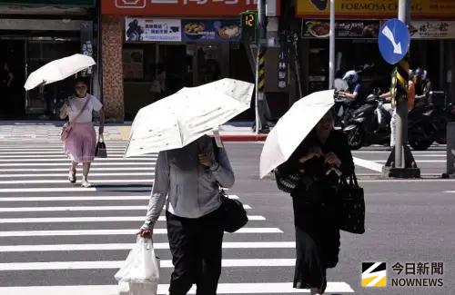 全台燒滾滾！熱傷害暴增　中暑別急沖冰水、冰敷3部位快速降溫