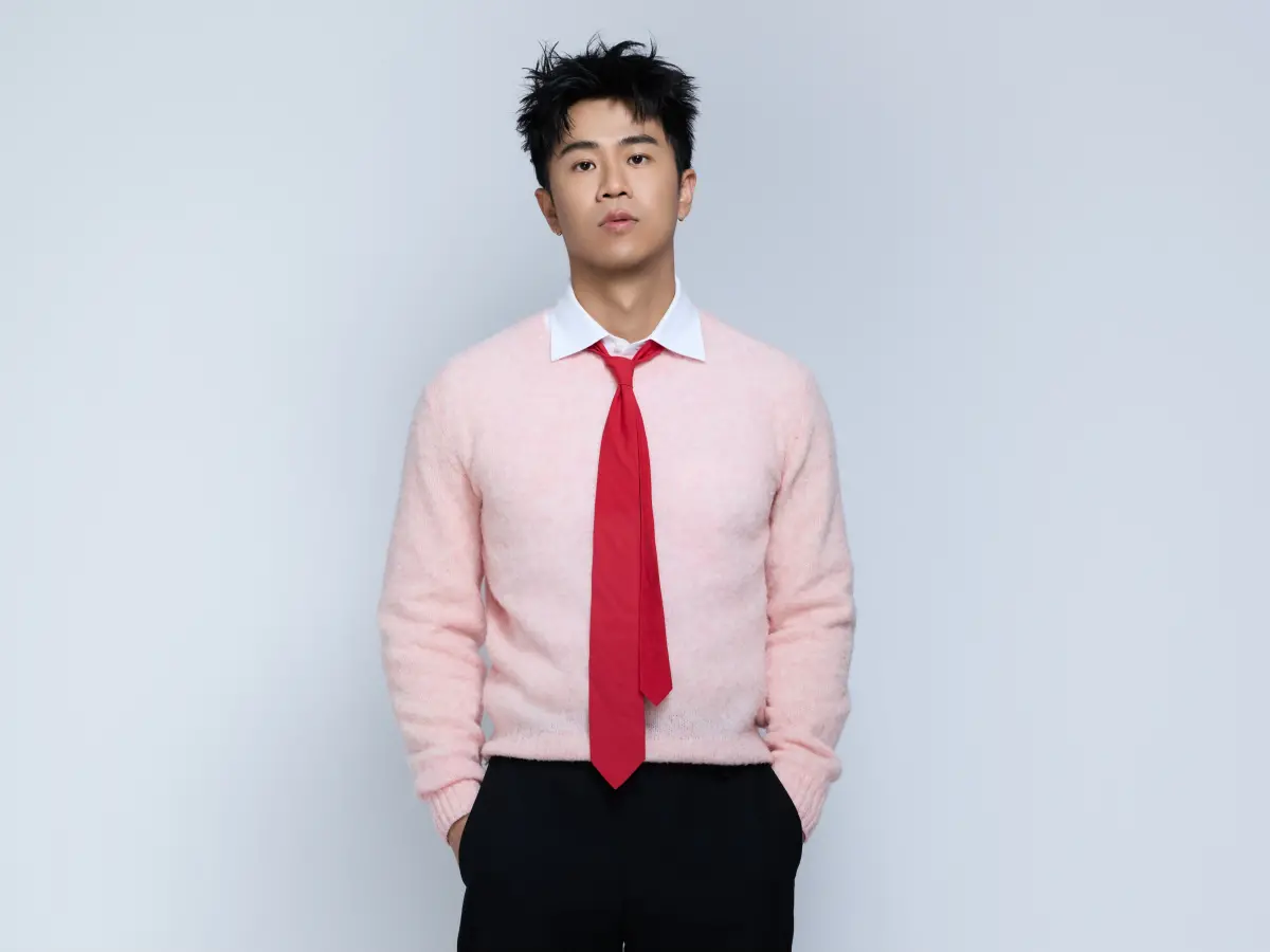 ▲金曲歌王蕭敬騰的師弟金泰佑（如圖）躍升CEO，近年與朋友共同創業，打造瑞士精品巧克力品牌Läderach全新門市，目前擁有5間店，並於6/15正式插旗台北101。金泰佑透露業績好時一個月營收約3千多萬。（圖／華納音樂提供）