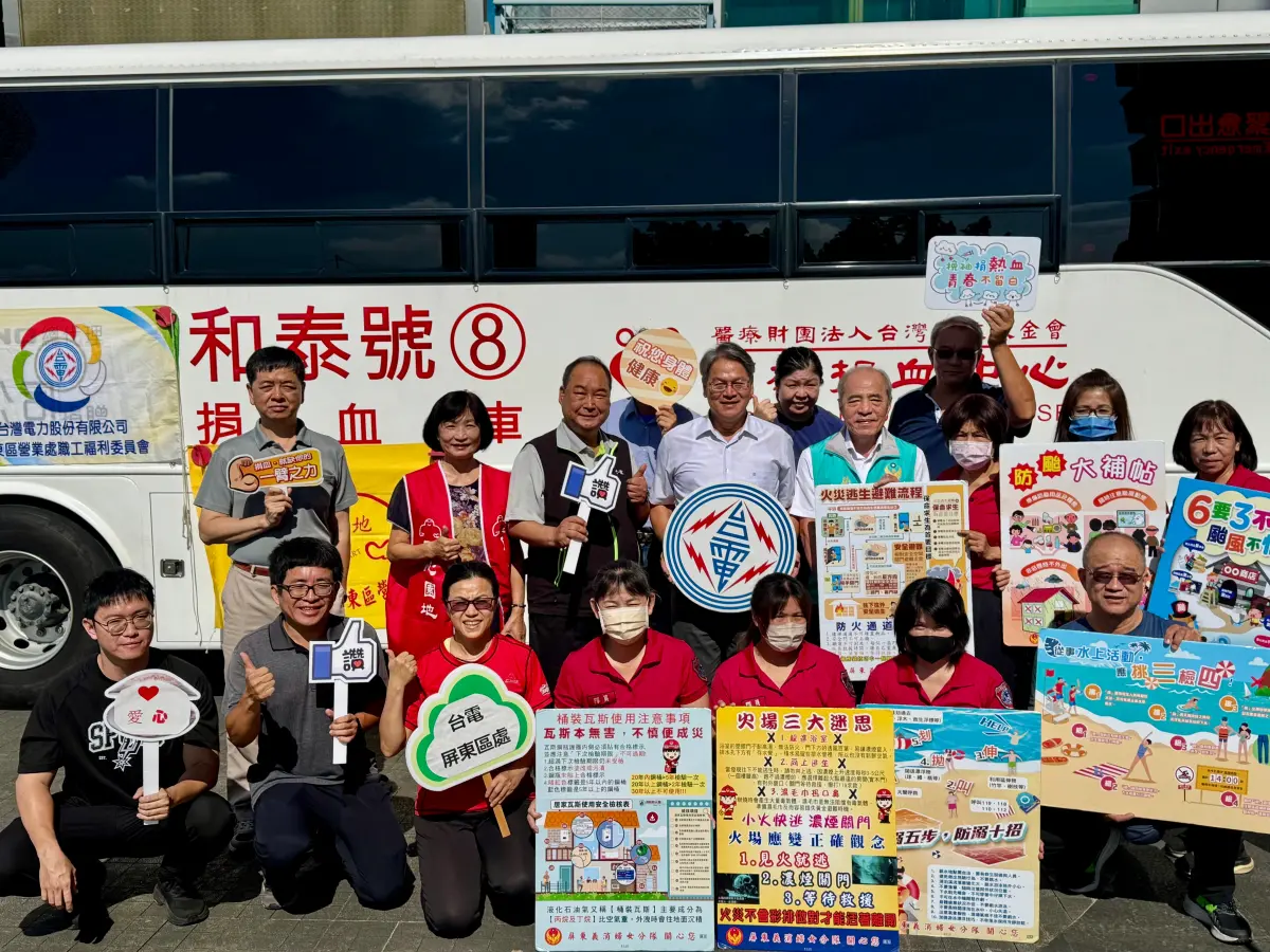 ▲台電屏東區處與屏東縣消防局全體同仁捐血，處長仇忠銘（中）、消防局長李彬正（中右）、副處長邱煜斌（中左）。（圖／台電屏東區處提供）