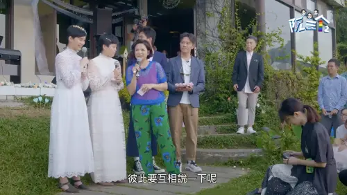 ▲作家楊双子（左2）與伴侶賴庭荷（左1）的婚禮，2020年在公視實境秀《阮三个》播出，當時連俞涵是婚禮攝影師（右下），楊貴媚（左3）是民宿老闆娘，站在右上方的是證婚人王小棣，陣容超豪華。（圖／翻攝自許光漢YouTube@mumu）