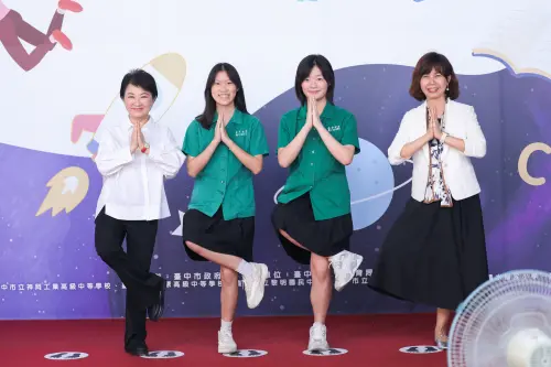 與中女中玩創意合影　盧秀燕親授畢業生三心