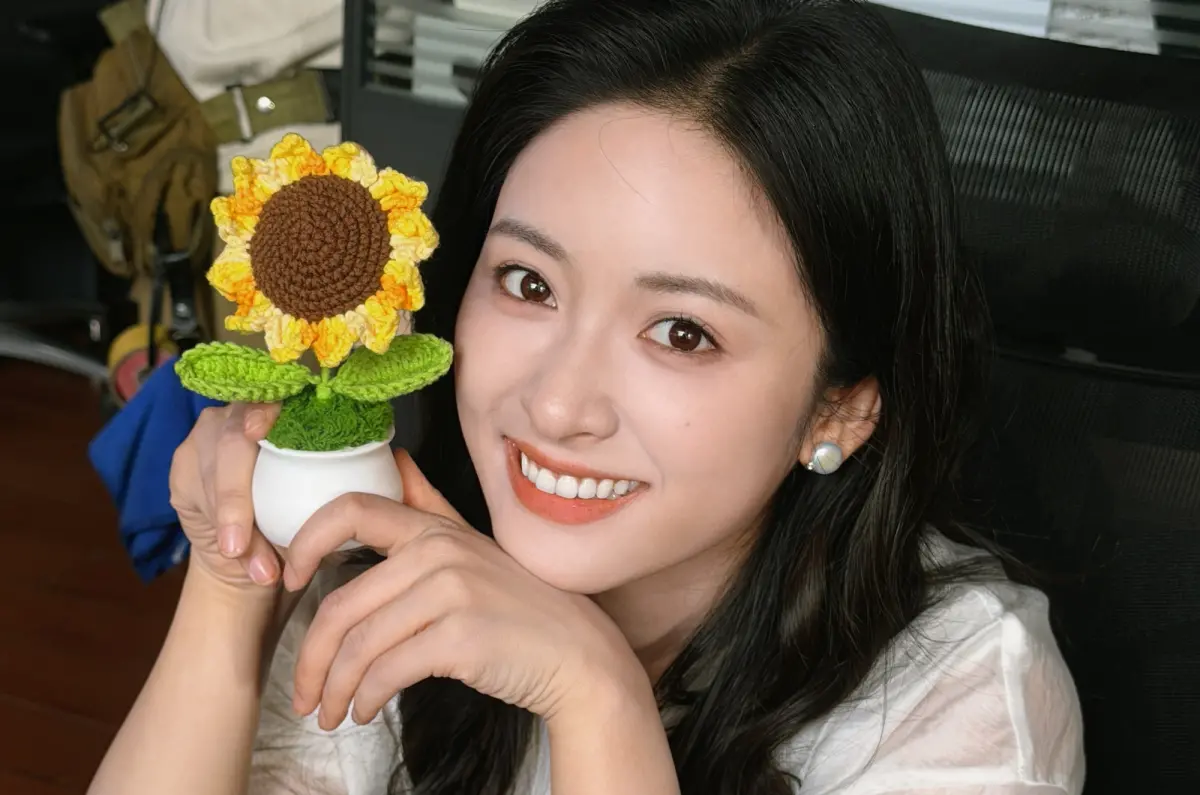 ▲沈月（如圖）近日因在節目《親愛的客棧2026》的互動，鬧翻8年好友王鶴棣而遭網暴。不料資深演員杜和倩、黃霆齊為她發聲，讓沈月口碑逆轉狂漲粉44萬。（圖／翻攝自微博@沈月）