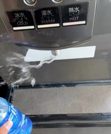▲一名竹中同學分享自己在校內飲水機裝水的影片，結果水柱被風吹到歪七扭八根本沒辦法裝，影片在社群竄紅。（圖/Threads）