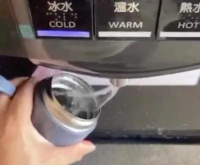 ▲近日新竹高中學生分享飲水機裝水影片，意外揭開新竹風大日常，在社群上獲得廣大迴響。（圖/Threads）