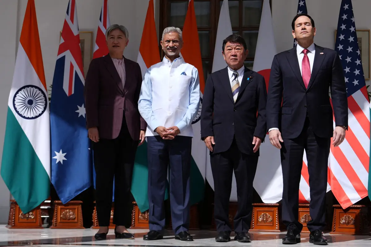 ▲澳洲外交部長黃英賢、印度外交部長蘇傑生、日本外相茂木敏充和美國國務卿盧比歐在印度極端高溫情況下，出席四方安全對話部長級會議。（圖／路透社／達志影像）