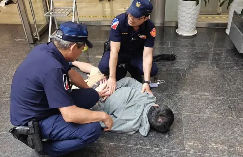 昨天跑到櫃檯「講心事」！40歲男今情緒失控　持棒狂砸中市府