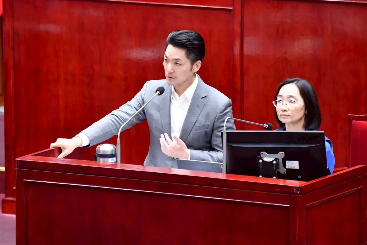 ▲周玉蔻認為蔣萬安問市場答海砂屋、談AI扯文湖線，似乎越來越容易露出破綻。（圖／北市府提供）