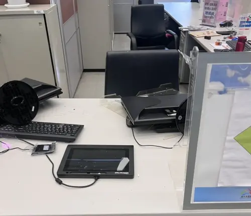 ▲台中市政府聯合服務中心櫃台的電腦被砸。（圖／台中市政府提供，2026.05.28）