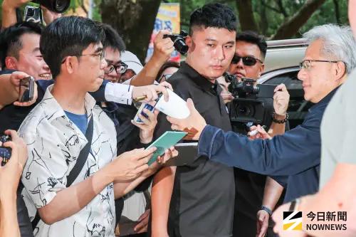 ▲輝達執行長黃仁勳抵達前已經聚集不少粉絲，不少人直呼有小孩，希望可以優先取得簽名。（圖／記者趙文彬攝）