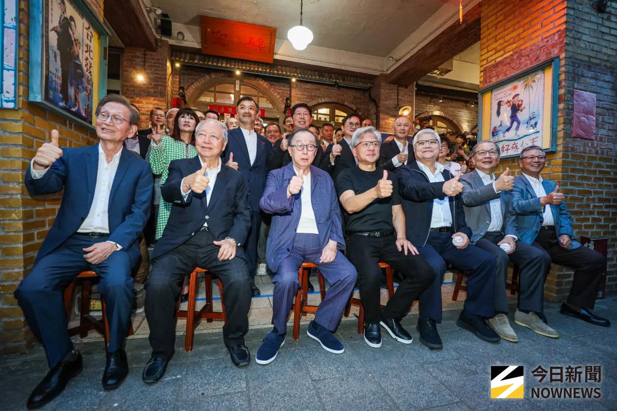 ▲兆元宴登場前黃仁宣與台廠供應鏈夥合照（圖／記者趙文彬攝）
