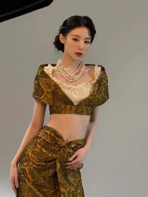 ▲舒華曬出復古美照，纖細小蠻腰毫無贅肉。（圖／翻攝自舒華IG@yeh.shaa_）