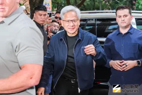 黃仁勳這趟不穿皮衣！改搭深藍色拉鍊外套帥暈　一件要價台幣10萬