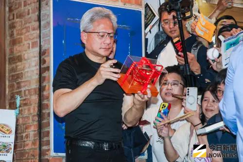 ▲黃仁勳非常樂於幫粉絲簽名，各種物件來者不拒。（圖／記者趙文彬攝）