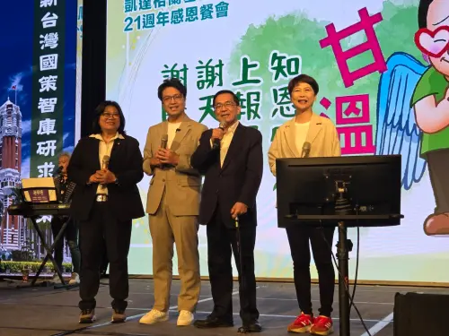 影／大開金嗓！陳水扁偕沈伯洋等參選人嗨唱「愛拚才會贏」