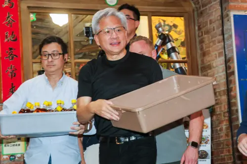 黃仁勳、魏哲家合體發燒臘飯、蘋果西打寵粉！喊發得跟晶片一樣快