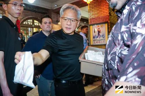 ▲輝達執行長黃仁勳與科技大佬餐敘，發點心、幫粉絲簽名。（圖／記者趙文彬攝 ,2026.05.28）