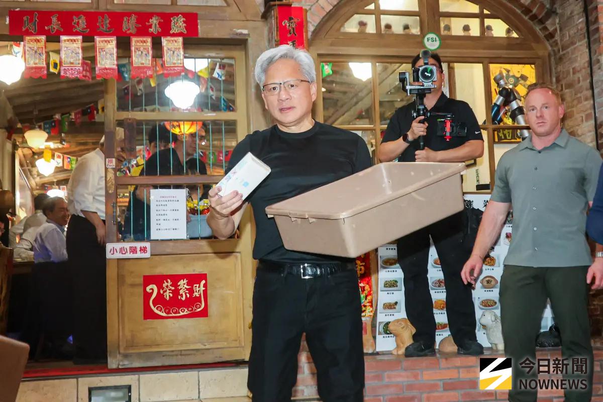 ▲輝達執行長黃仁勳（如圖）昨晚舉辦「兆元宴」，他與台積電董事長魏哲家在過程中突然走出餐廳發放香腸米糕和蘋果西打，並且不斷用台語問說：「誰巴豆夭（肚子餓）？」現場瞬間擠爆。（圖／記者趙文彬攝）
