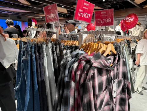 ▲WEGO台灣首店開幕，記者直擊多款單品優惠價格。（圖／記者蕭涵云攝）