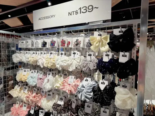▲WEGO台灣首店搶先看，服飾、配件應有盡有。（圖／記者蕭涵云攝）