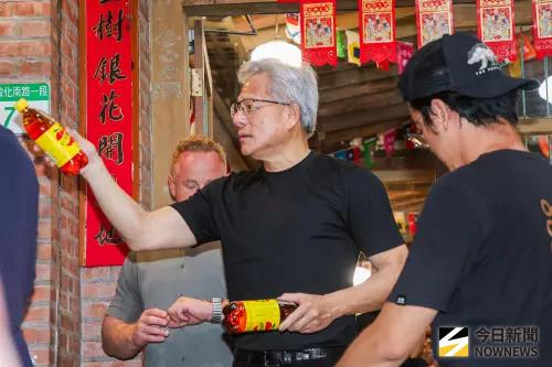 ▲輝達執行長黃仁勳在私廚或餐廳用餐時，常常都會出來發飲料和食物給粉絲和記者。（圖／記者趙文彬攝）