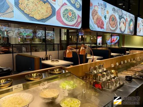▲除了銅盤烤肉外，店內同步提供多款現點現做韓式料理，另外也提供 7款韓式手工小菜無限續用、以及包括高麗菜絲沙拉等十種蔬菜吧。（圖／記者陳美嘉攝，2026.05.28）