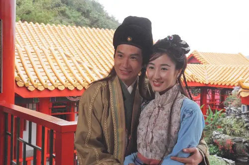 張家輝26年前公費戀愛！《金裝四大才子》狂撩關詠荷　戲外娶回家