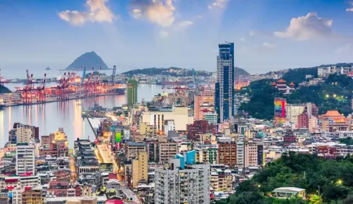 ▲基隆市全境高達 95% 為山坡地，住宅與坡面緊密結合，受災風險遠高於平原地區。市府因此決定將停止上班上課標準下修至 200 毫米，以確保市民安全。（圖／翻攝自 Google Maps）