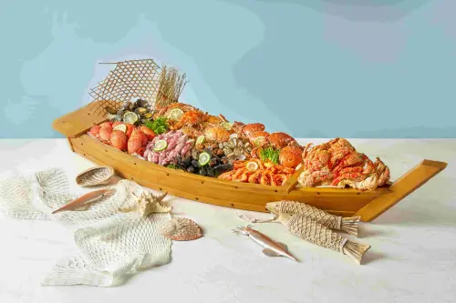 ▲敘日全日餐廳6月10日起推出全新夏季主題檔期「仲夏美牛饗肉節」之外，也還有多樣化海鮮通通都可吃到飽。（圖／六福萬怡提供）