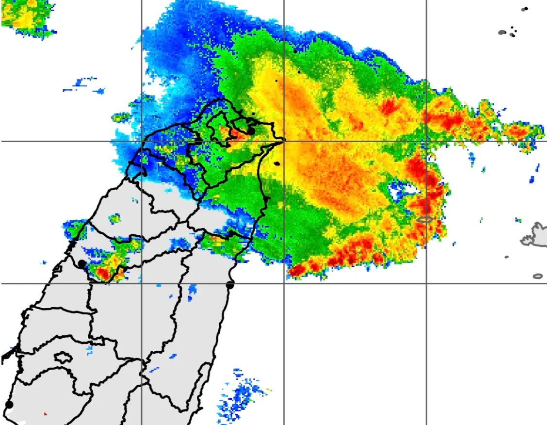▲今日受鋒面通過影響，北台灣一早上空出現整片雷雨帶，上班途中遇劇烈雨勢。（圖／取自中央氣象署）