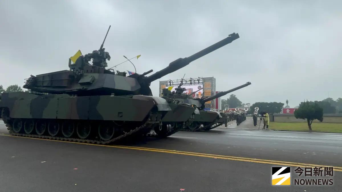▲陸軍司令部80週年部慶，M1A2T戰車首度參加閱兵分列式。（圖/記者呂炯昌攝）