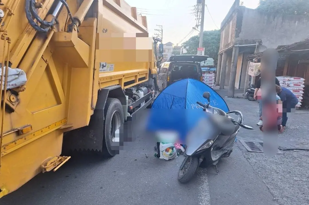 ▲芳苑鄉發生7歲童上車時不慎催動機車油門，被垃圾車當場輾斃的意外，一旁的阿嬤哭癱倒地。（圖／翻攝畫面，2026.05.29）