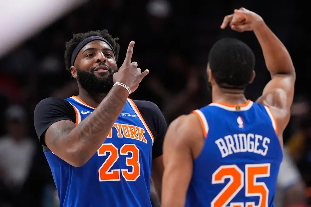 ▲根據《The Athletic》權威記者報導，尼克隊禁區防守神塔羅賓遜（Mitchell Robinson）驚傳右小拇指骨折，目前歸期未定。（圖／美聯社／達志影像）