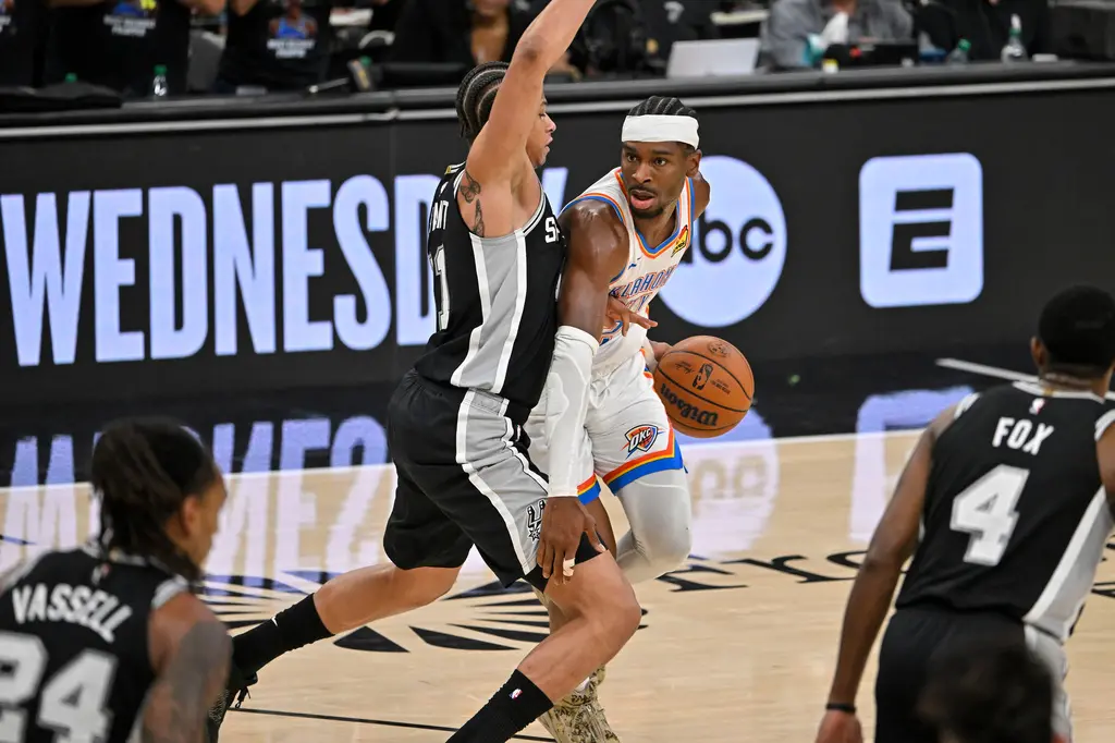 ▲知名體育媒體《Bleacher Report》在第三節結束、馬刺手握26分絕對優勢時，貼出一張殺人誅心的對比照片：畫面中的文班亞馬滿臉笑意、輕鬆自信；反觀雷霆一哥SGA則是愁眉苦臉、面無表情。（圖／美聯社／達志影像）
