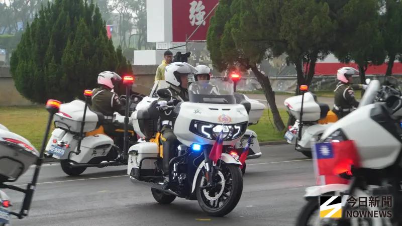   ▲陸軍司令部80週年部慶，憲兵快反連操作印地安600型重機實施隊形變換表演。（圖／記者呂炯昌攝）  