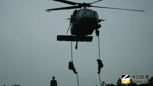 ▲陸軍80週年部慶，航特部空中突擊繩降。（圖／記者呂炯昌攝，2026.05.29）