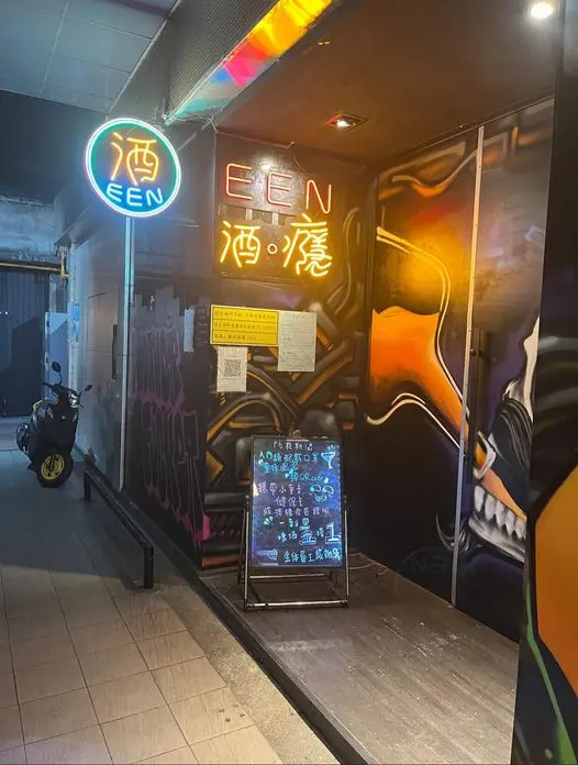 ▲吳姓男子酒醉倒臥路旁，第一分局民權派出所員警獲報前往協助時，吳男不僅持續以「靠杯、三小」等語辱罵員警，還動手勒住員警脖子阻撓執勤（示意圖/記者鄧力軍攝）