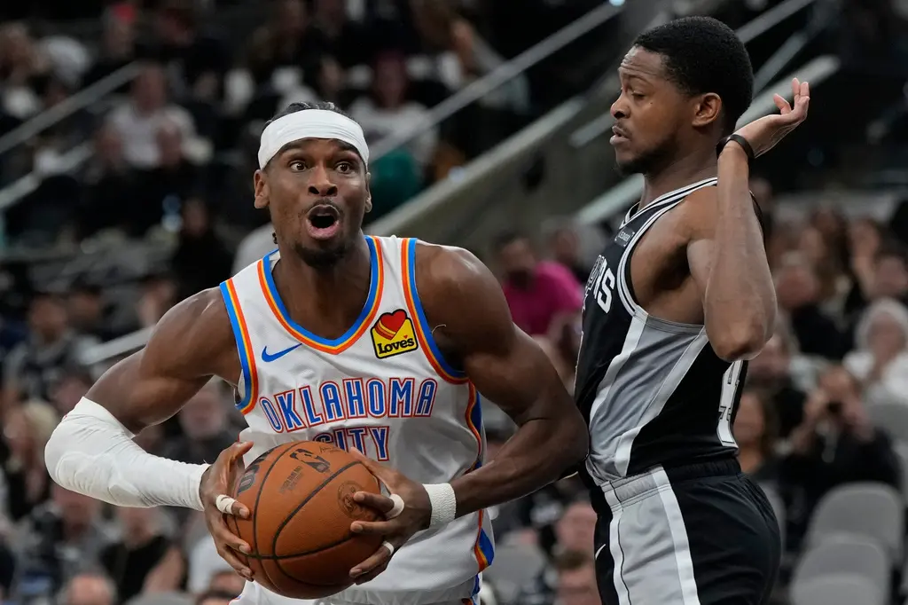 ▲馬刺在G6第三節狀態依舊火熱，雷霆雖有當家球星亞歷山大（Shai Gilgeous-Alexander）切入「三分打」試圖止血，但衛冕軍團單節竟繳出外線8投0中，而馬刺靠著罰球15投14中，獲得極大優勢。（圖／美聯／達志影像）