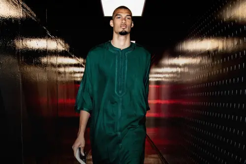 文班亞馬變身「防彈武僧」？本人解釋綠長袍作用：為慶祝古爾邦節