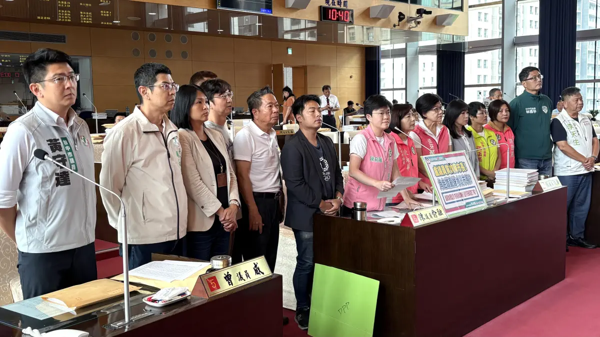 ▲台中市民進黨市議員在議事堂站成一排，要求盧秀燕公開道歉。（圖／記者顏幸如攝，2026.05.29）
