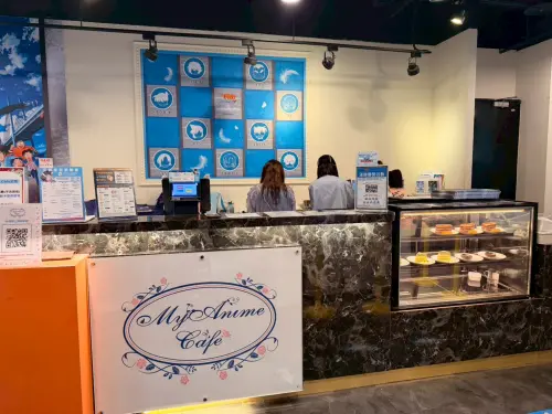 ▲《名偵探柯南》主題 Café 店內以劇場版視覺打造，現場提供限定特典與電影主題拍照區。（圖／記者林若瑋攝）