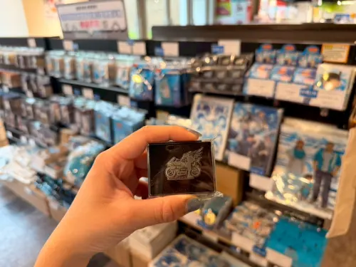 ▲劇場版限定徽章與金屬周邊成為現場人氣商品之一。（圖／記者林若瑋攝）