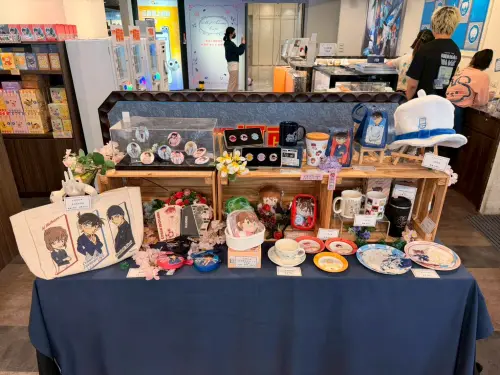 ▲現場販售大量《名偵探柯南》限定周邊，從餐具、馬克杯到玩偶一應俱全。（圖／記者林若瑋攝）