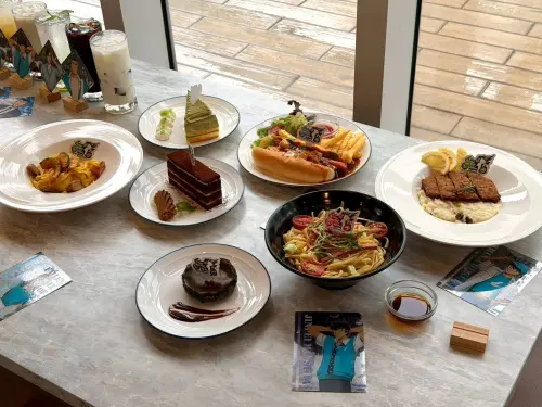 ▲本次 Café 推出多款鹹食、甜點與限定飲品，餐點大量融入劇場版元素，不少粉絲用餐前先拍照打卡。（圖／記者林若瑋攝）