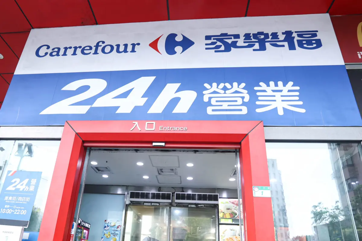 ▲量販通路品項多元，近年不只零食受到國外旅客喜愛，能延續台灣手搖茶回甘記憶的茶王三角茶包，也成為購物車裡的熱門品項。（圖／記者朱永強攝）