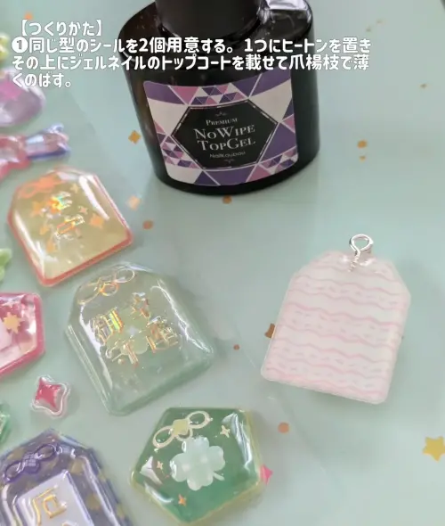 ▲製作第一步為準備兩張相同御守貼紙，並搭配 No-Wipe Top Gel 美甲凝膠與金屬小吊環加工固定。（圖／IG @sugarvine_pikminbloom）