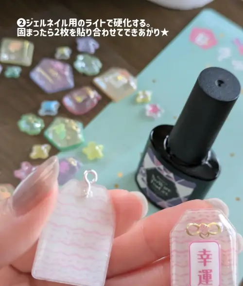 ▲將凝膠均勻塗抹於貼紙表面後，再放入 UV／LED 美甲燈照乾，原本柔軟的貼紙就會逐漸變成硬質透明吊飾。（圖／IG @sugarvine_pikminbloom）