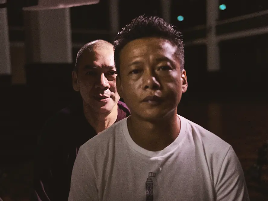 ▲蔡明亮（後）和愛徒合開咖啡聽，影迷打趣問，李康生（前）會不會在店裡走來走去。（圖／高市電影館提供）