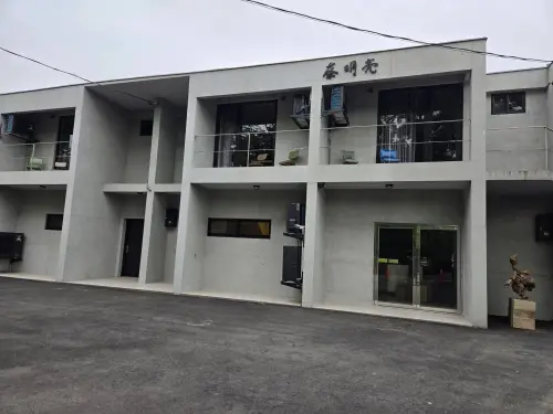 ▲蔡明亮表示，該間咖啡廳很安靜、奇特，有老房子的痕跡和絕美風景，是一個可以發呆、看展、看光影的地方。（圖／翻攝自蔡明亮Threads）